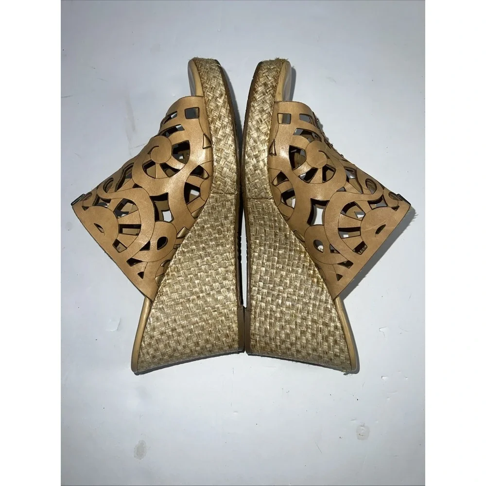 Brighton Daria Tan Leather‎ Silver Charm Diecut Platform Wedge Sandals Sz 7.5 M